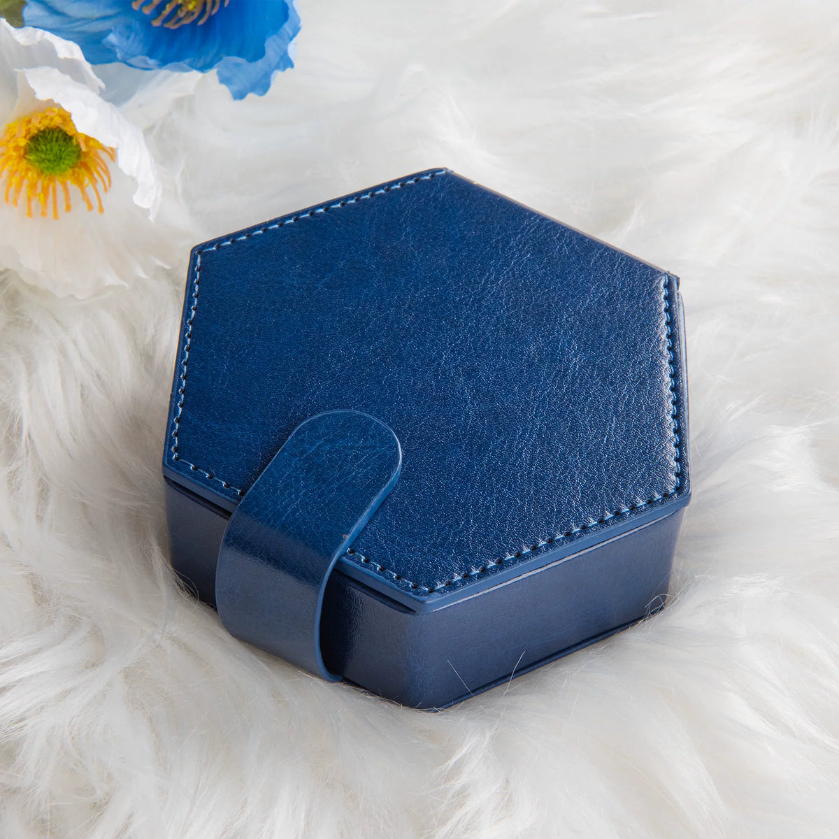 Premium Leather Dice Box Magnetic Polyhedral Dice Case Drop-Proof RPG Tabletop Gaming Storage Organizer