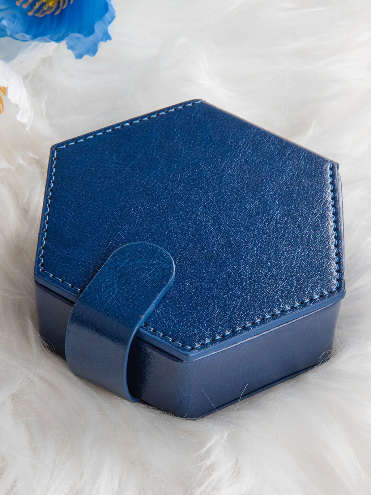 Premium Leather Dice Box Magnetic Polyhedral Dice Case Drop-Proof RPG Tabletop Gaming Storage Organizer