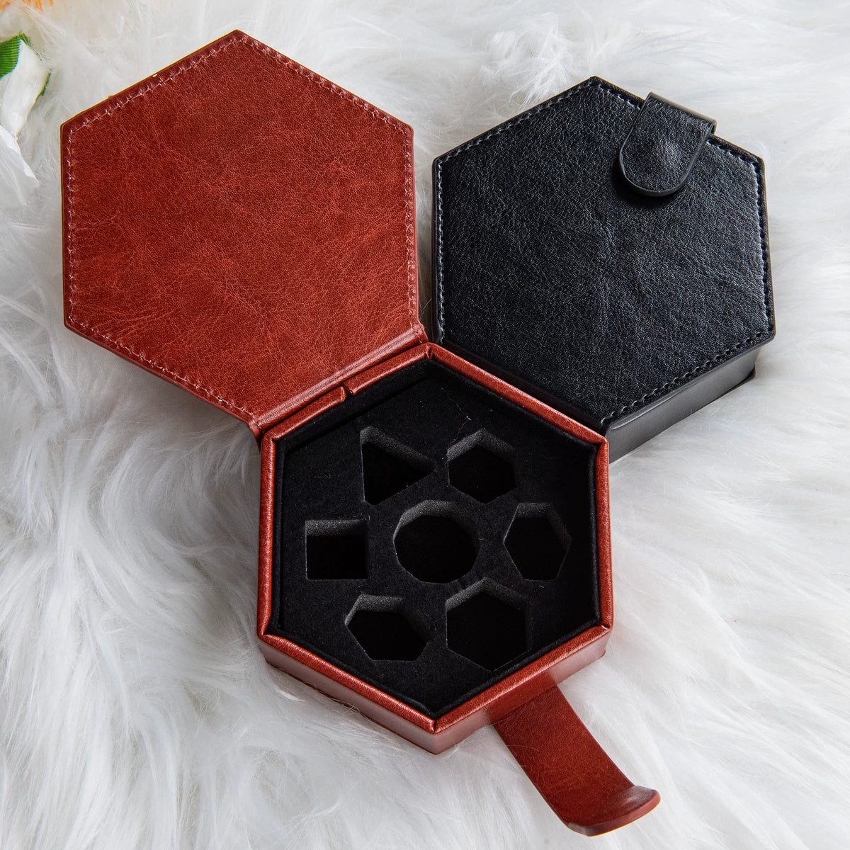 Premium Leather Dice Box Magnetic Polyhedral Dice Case Drop-Proof RPG Tabletop Gaming Storage Organizer
